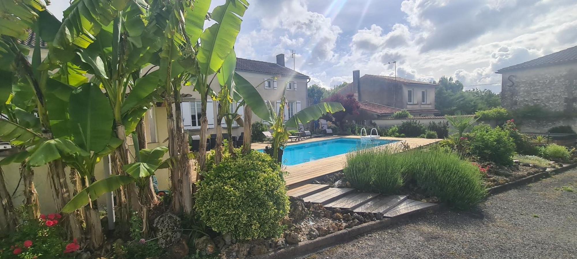 Gites De 2 A 11 Personnes Au Domaine D'Usson Echebrune Exterior photo